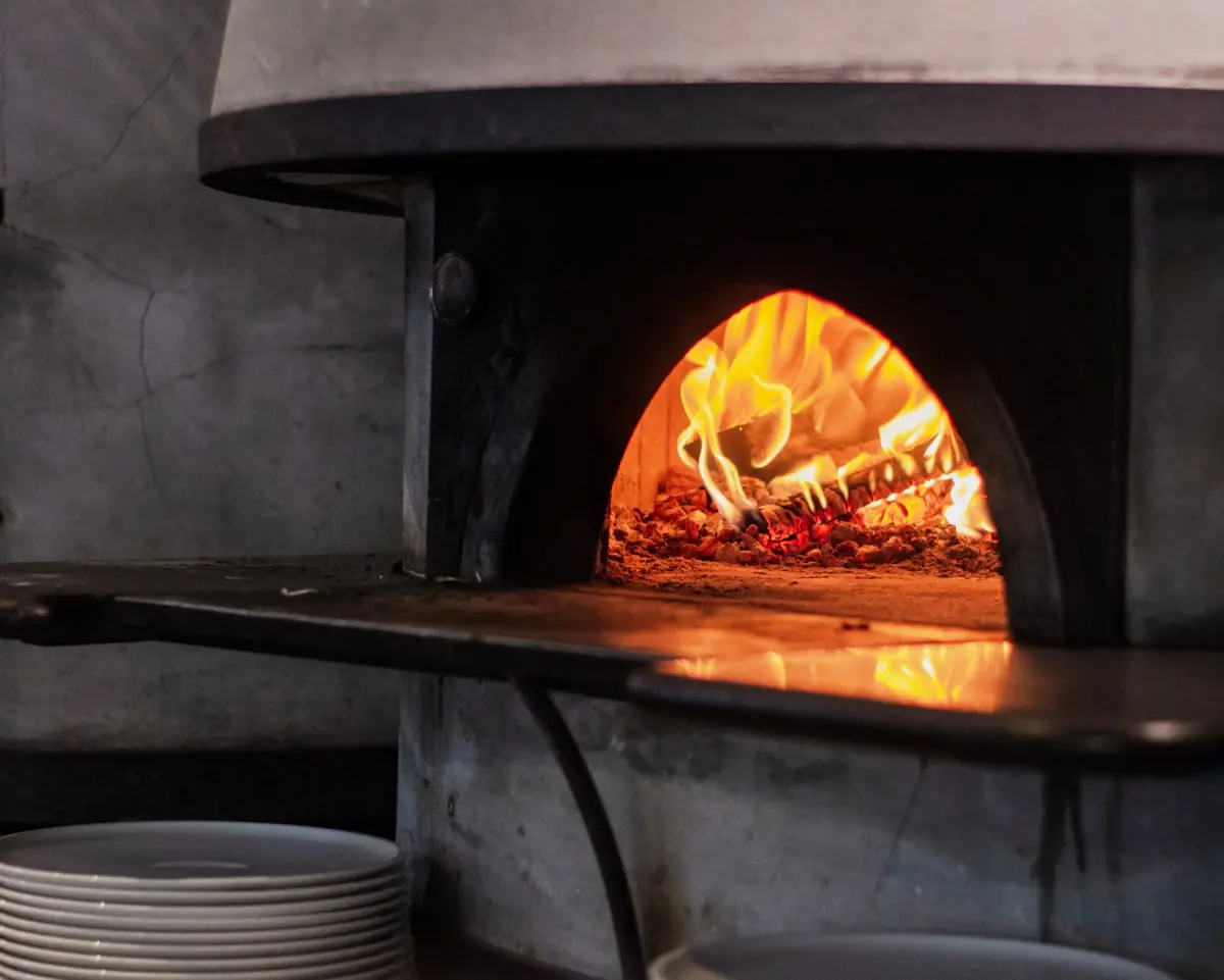 Ropogós pizza friss feltétekkel