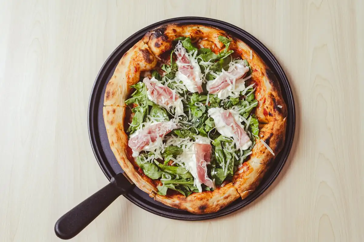 Minőségi pizza és tálalás