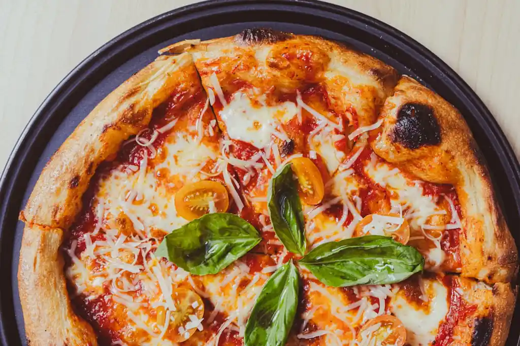 Frissen készített pizza részlete